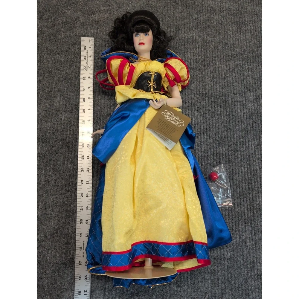 Disney's Snow White Porcelain Doll w Apple New In Box Franklin Heirloom